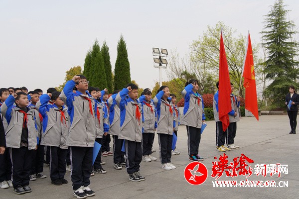 汉阴县初级中学开展“学习百年党史 传承红色基因”清明祭扫主题教育活动