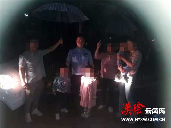 汉阴公安 民警暴雨中帮助群众找回走失小孩