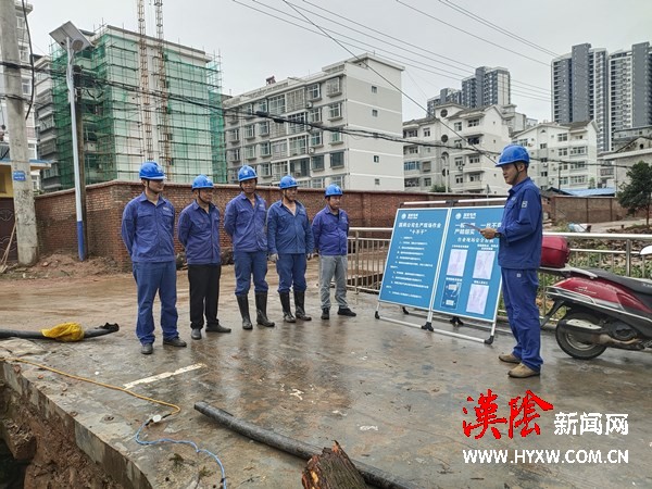 汉阴供电分公司：冒雨更换电缆暖心护航校园开学