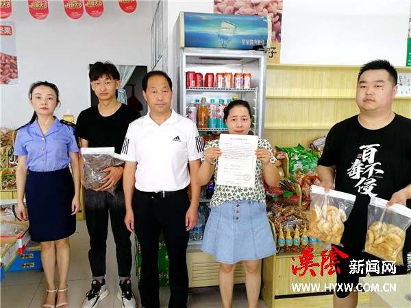 汉阴县市场监督管理局平梁市场监管所开展食品抽检和电子秤检定工作