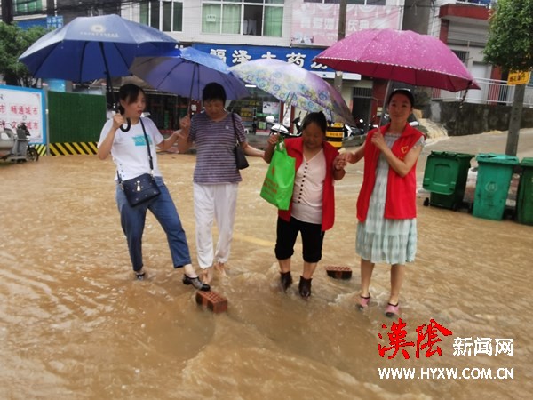 城关镇南街社区：强降雨袭来，南街社区倾力解民忧