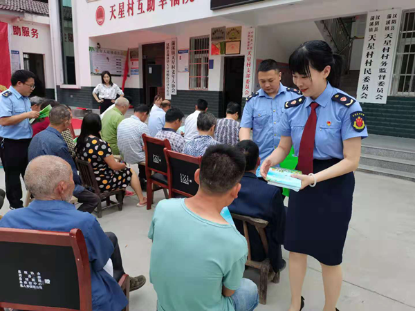 汉阴县蒲溪市场监管所开展食药安全知识进农村活动