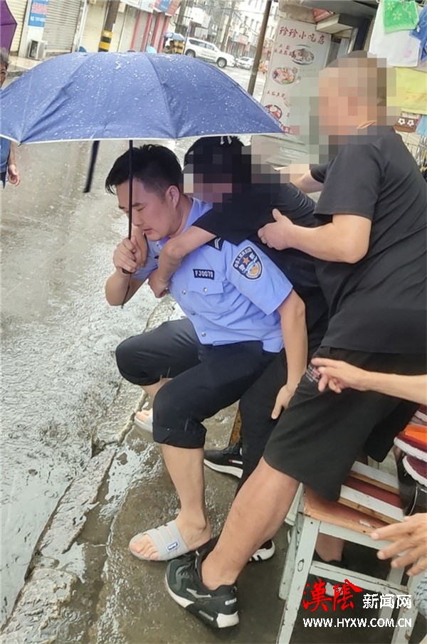 汉阴公安冒雨救助突发疾病男子