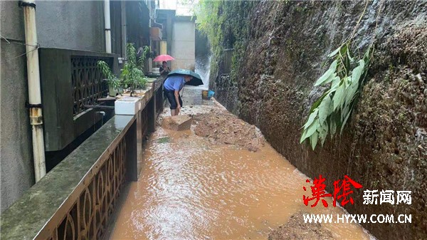 汉阴县公安局城关派出所民警冒雨清理路面