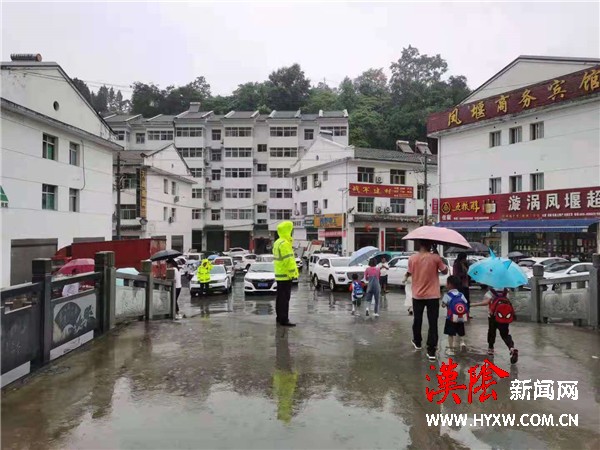 汉阴交警雨中撑起学子“安全伞”