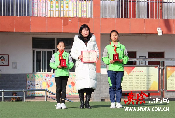 涧池镇中心小学举行“红领巾奖章”颁章仪式