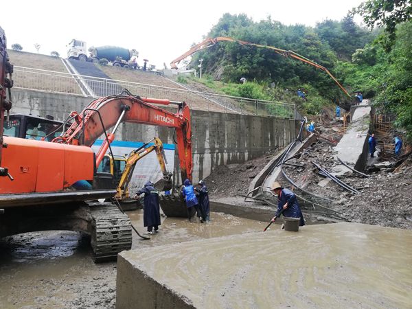 县住建局全力做好县城垃圾处理厂水毁抢修工作