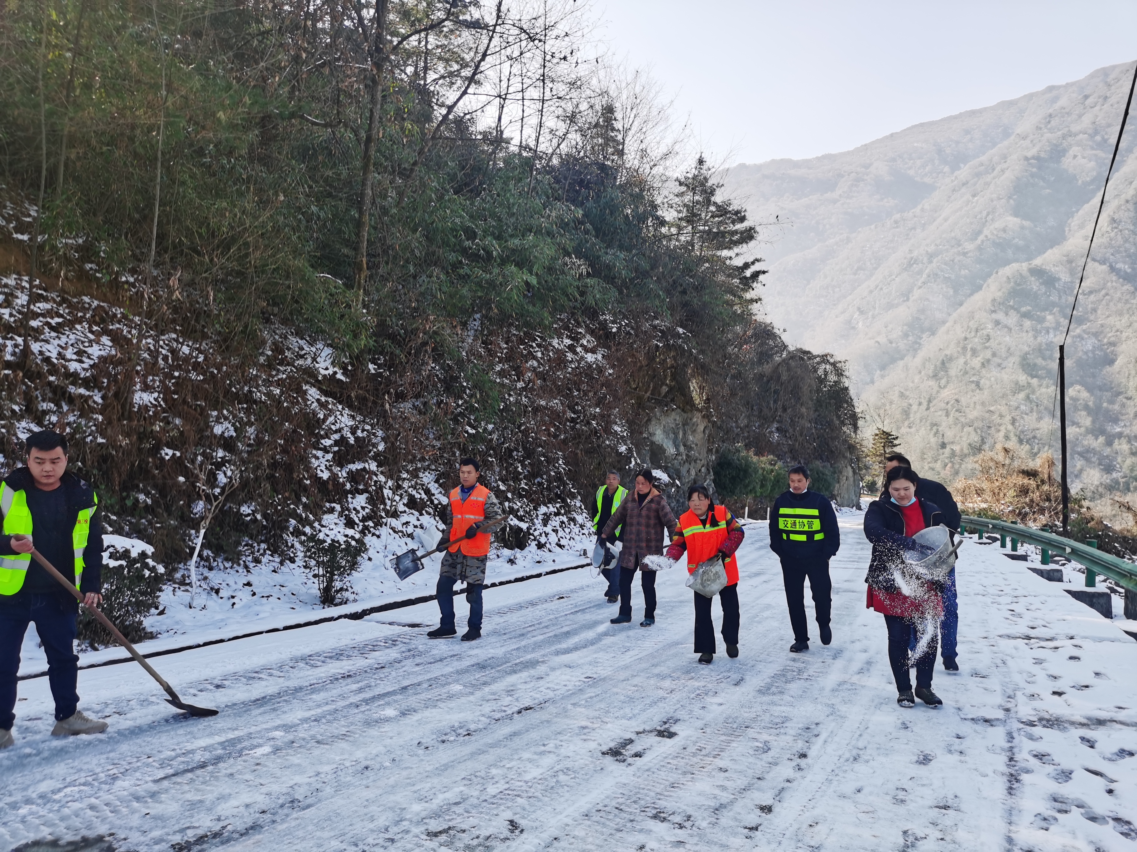 凝聚合力，除雪保畅——汉阴交投积极应对冰雪恶劣天气