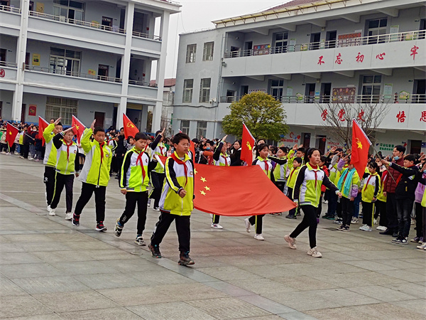 与春光携手，一起向未来！——汉阴县平梁镇中心小学举行新学期第一次升旗仪式