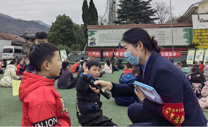 汉阴县高梁小学开展“知路 爱路 护路”主题宣讲活动