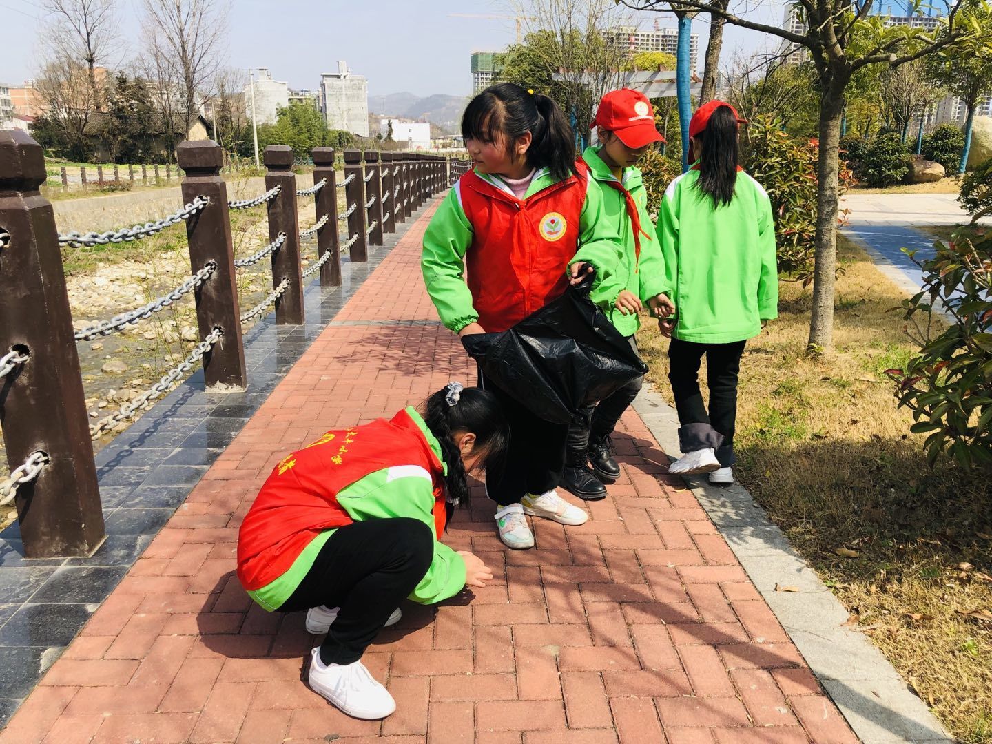 城关镇太平小学开展扮靓家乡环保志愿服务活动