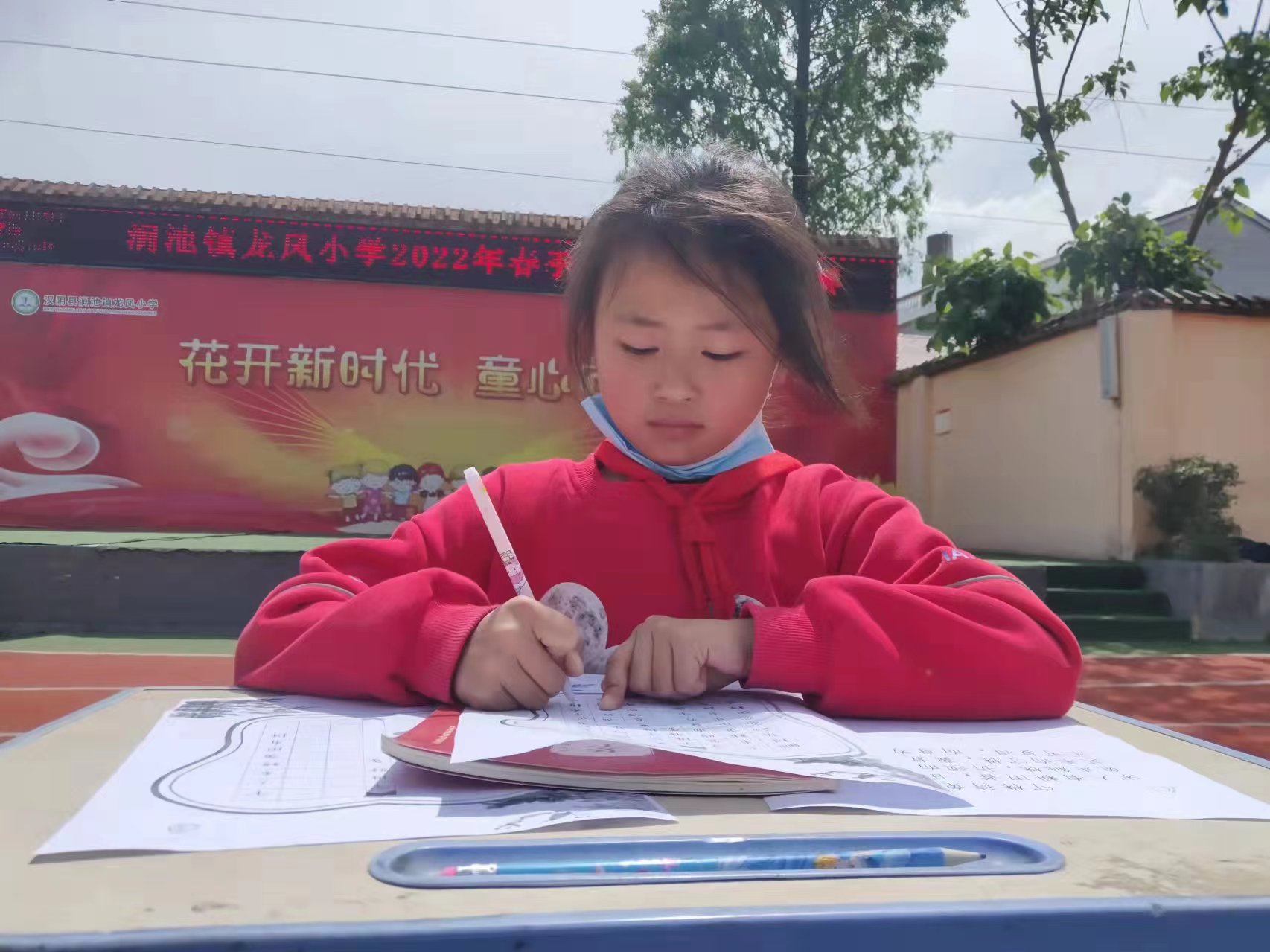 汉阴县涧池镇龙凤小学举行汉字书写比赛活动