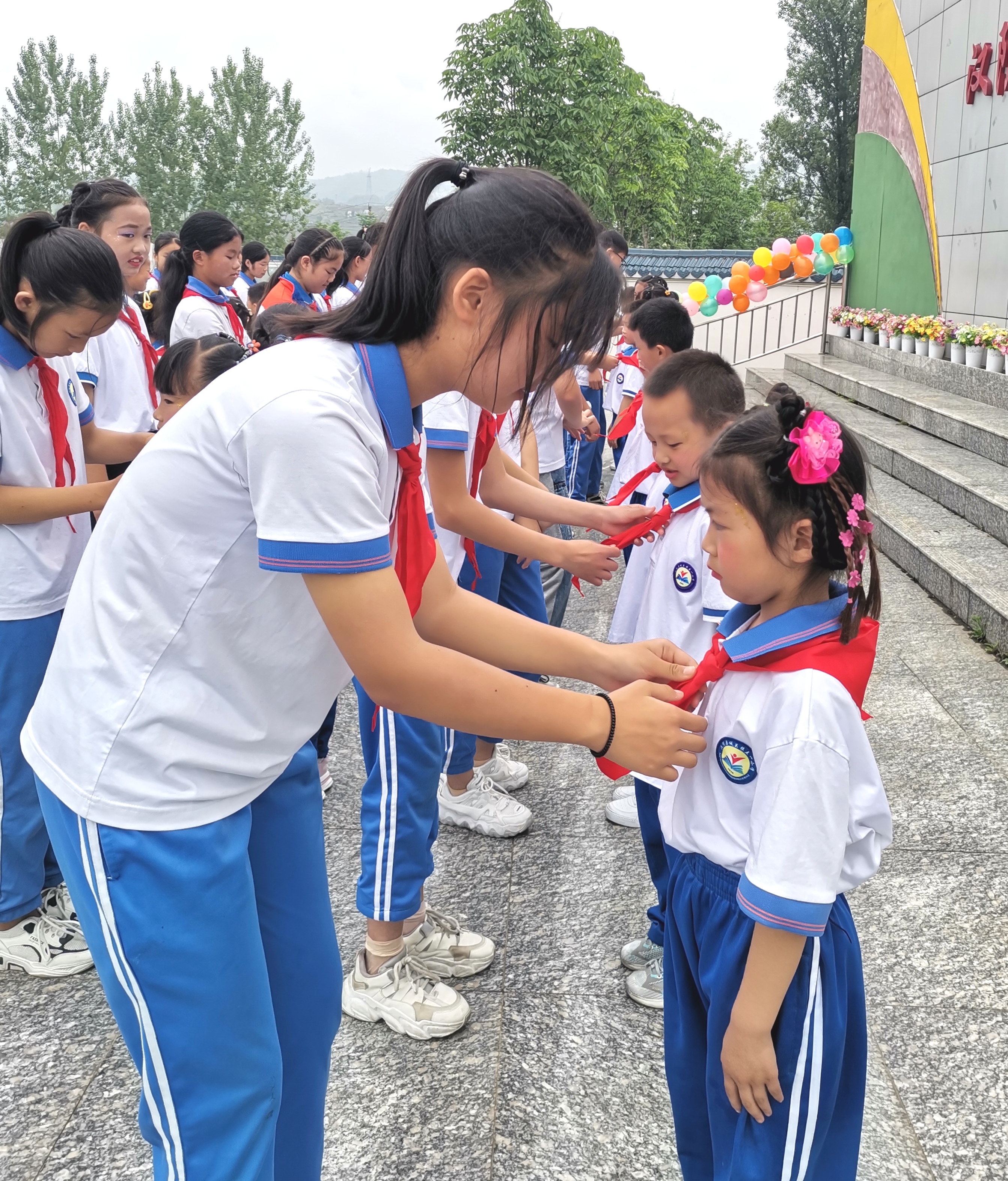汉阴县城关镇五一小学开展2022年“喜迎二十大，争做好队员”主题队日暨入队仪式