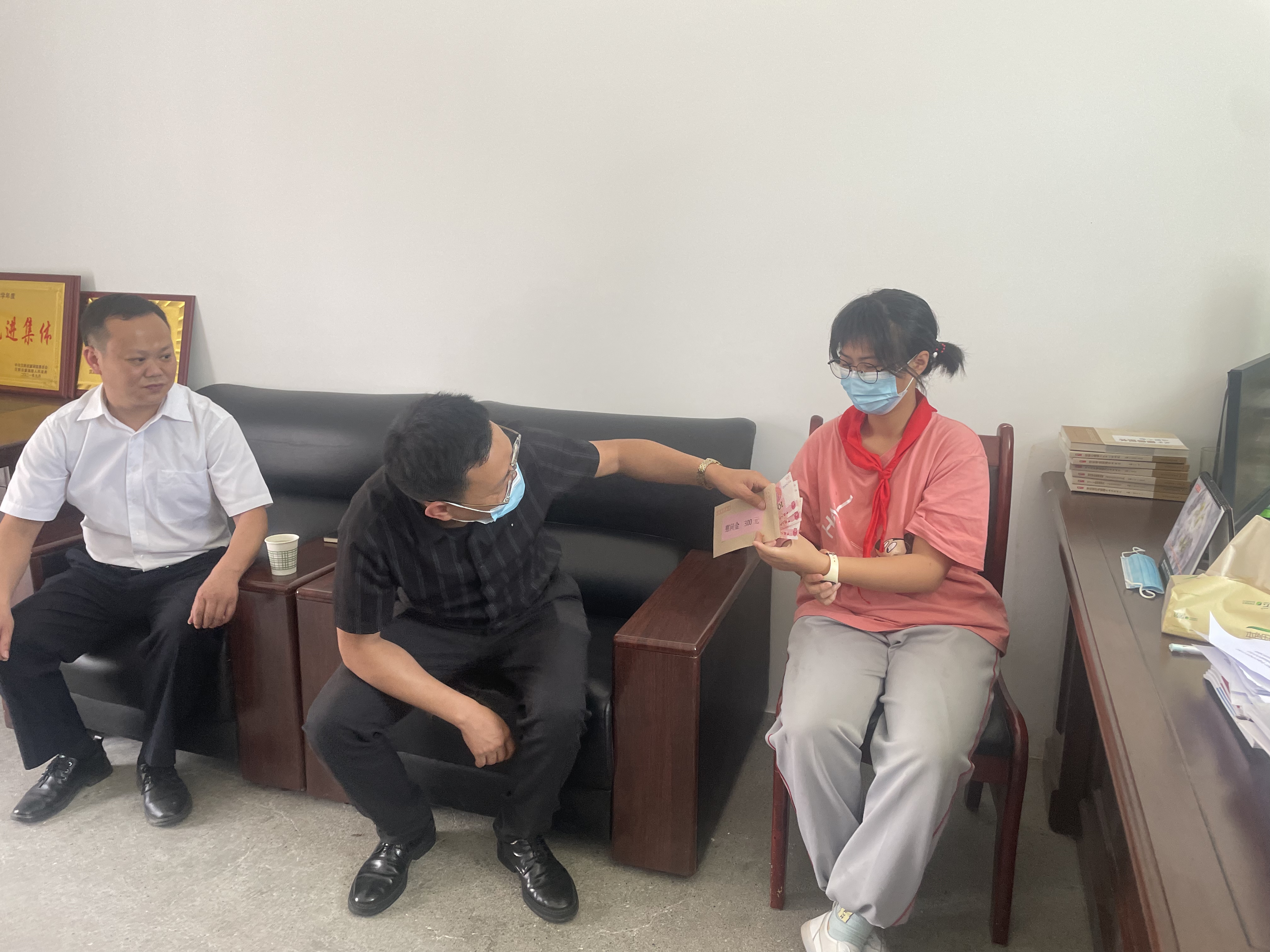 漩涡镇：“六一”走访慰问孤困儿童，温情关爱暖人心