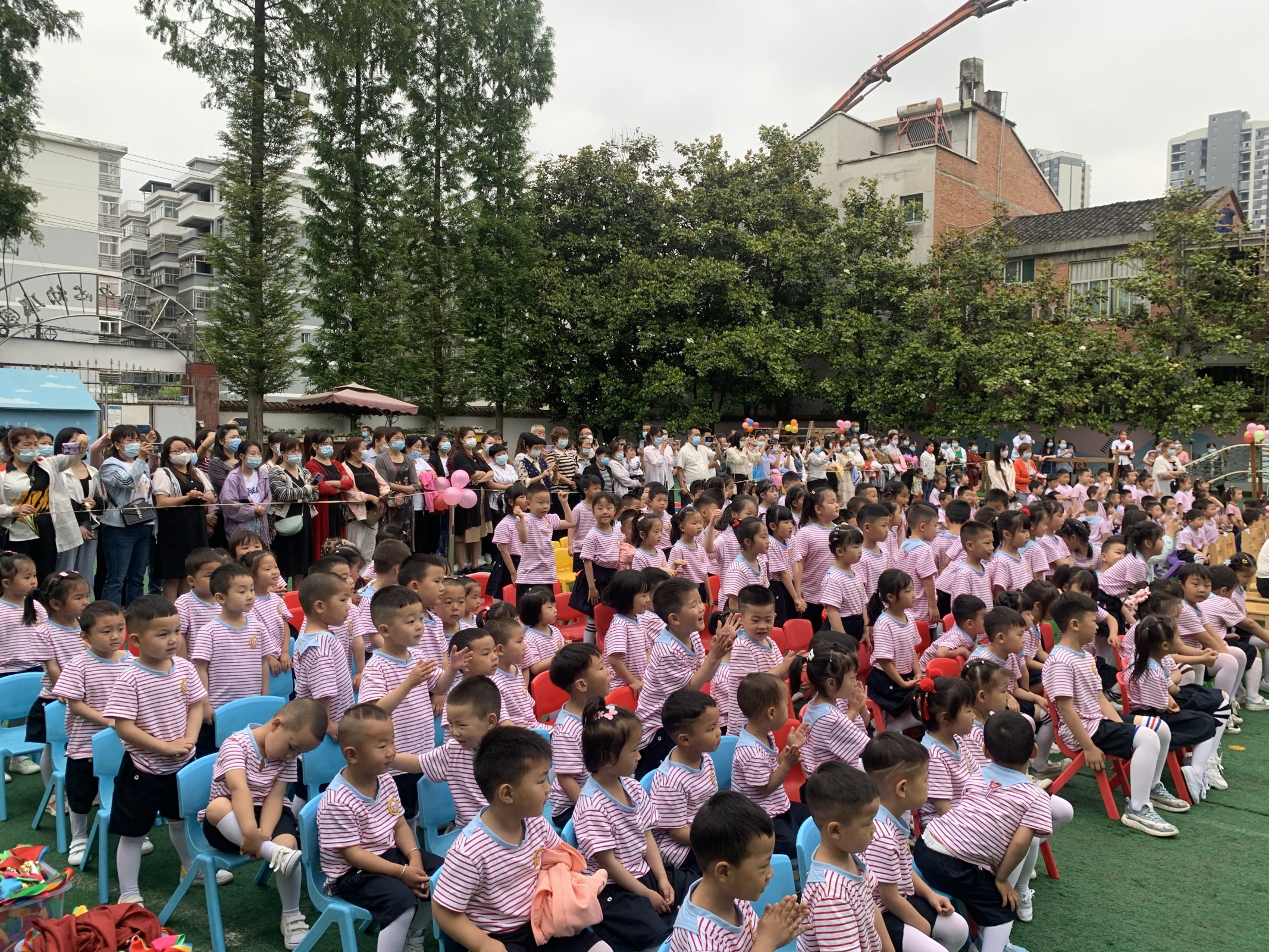 汉阴县城关镇中心幼儿园举办庆六一“悦动童心 炫出自我”幼儿团体器械操比赛