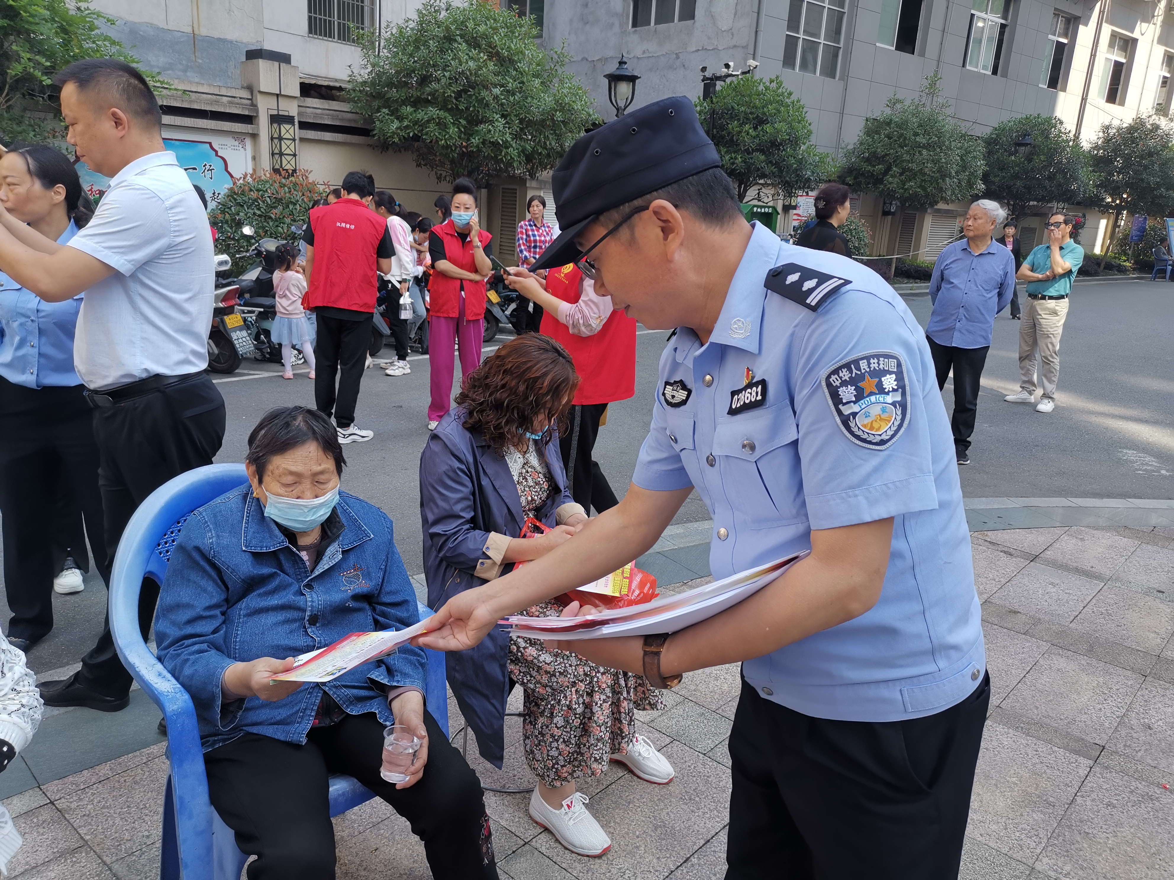 汉阴公安城关派出所：机关科室警力支援社区警务“网格+警格”助推反电诈宣传