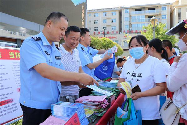 “遵守安全生产法，当好第一责任人”——平梁镇开展“安全生产月”宣传活动