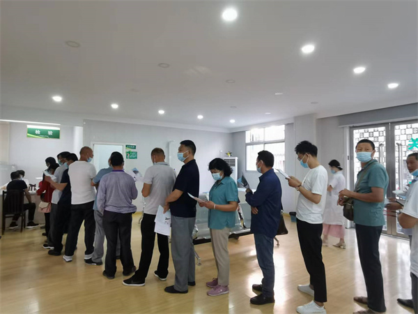 县交投公司定期组织一线道路养护工人进行健康检查