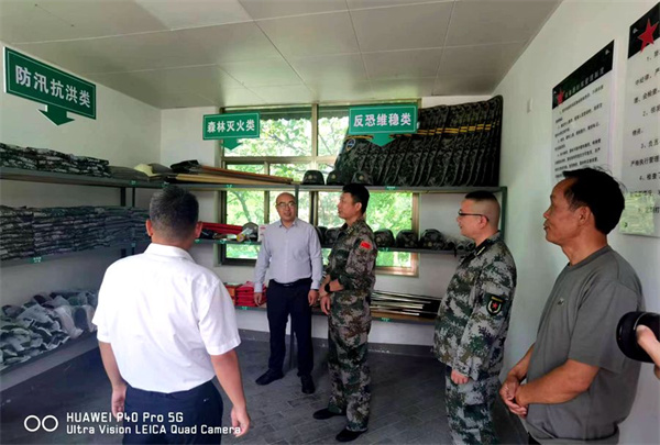 县委常委、县人武部部长吴杰检查督导城关镇中堰村民兵连建设工作