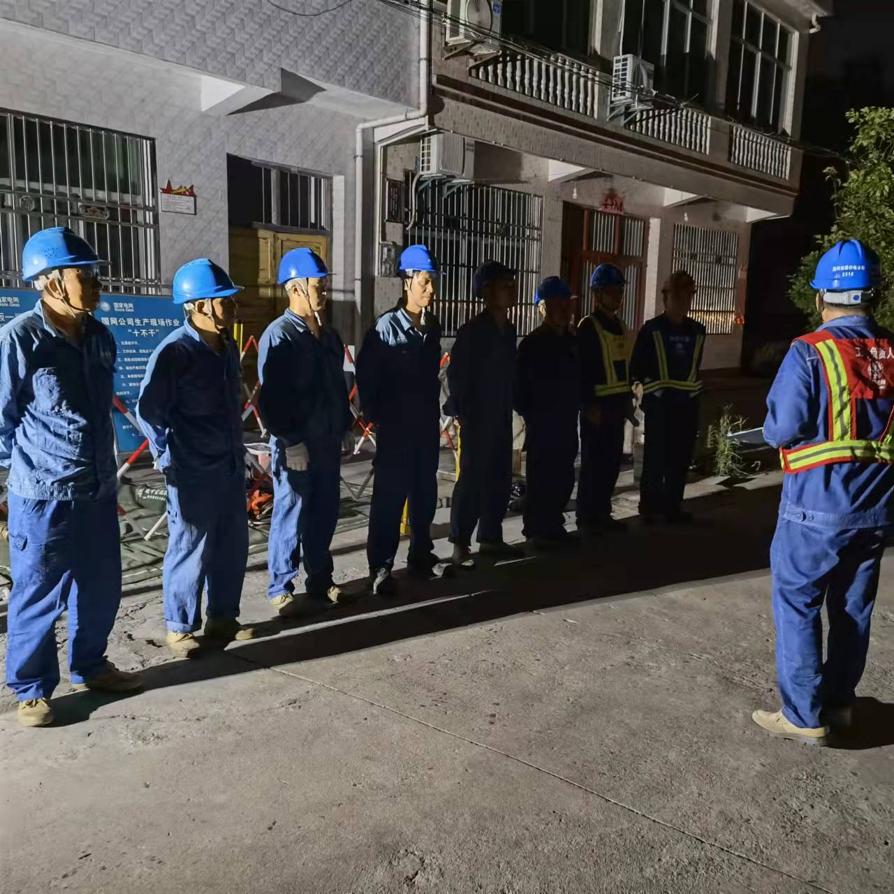 国网汉阴县供电公司：闷热抢修夜“清凉”暖了心