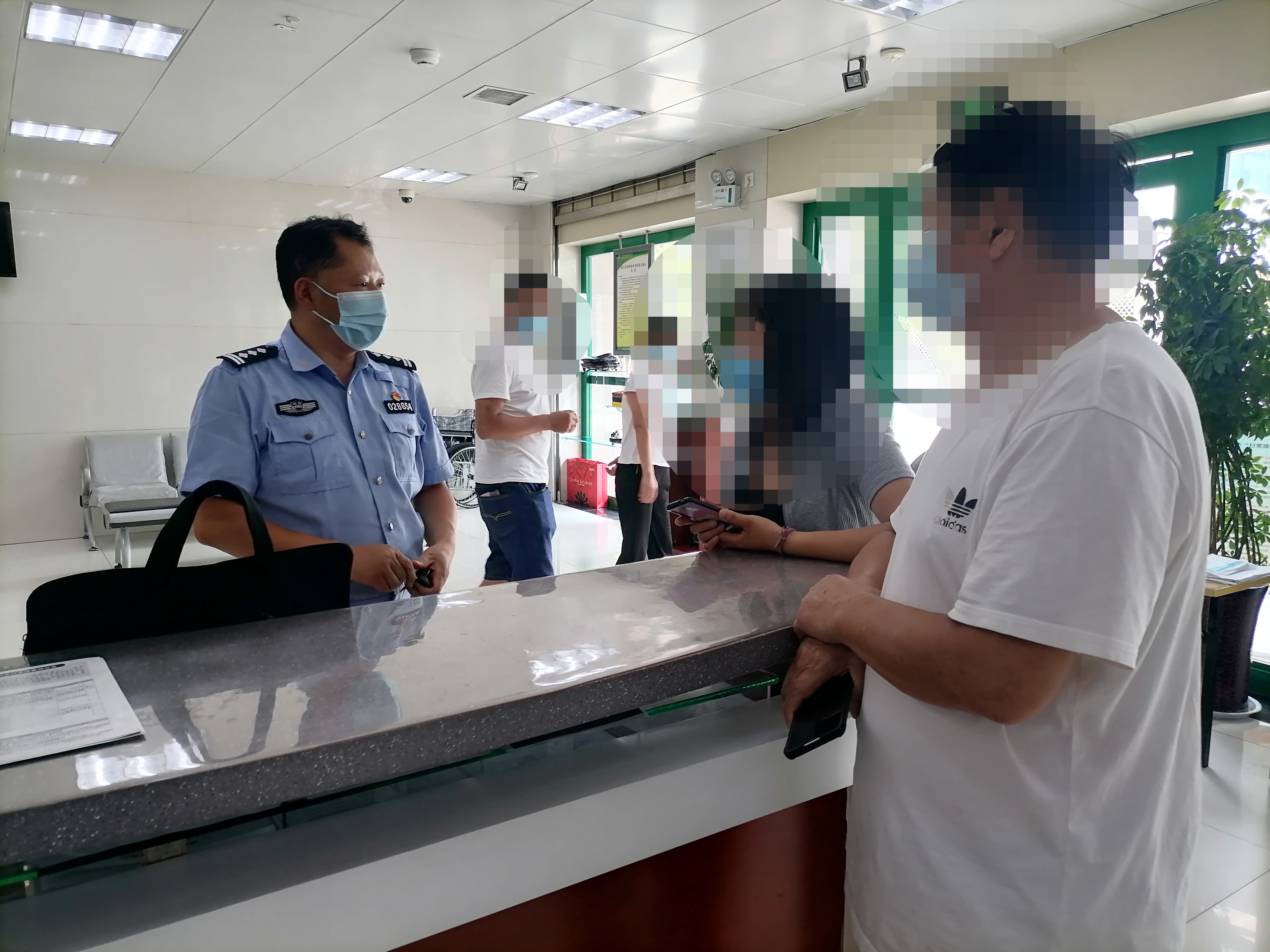 民警及时劝阻，防止群众被骗