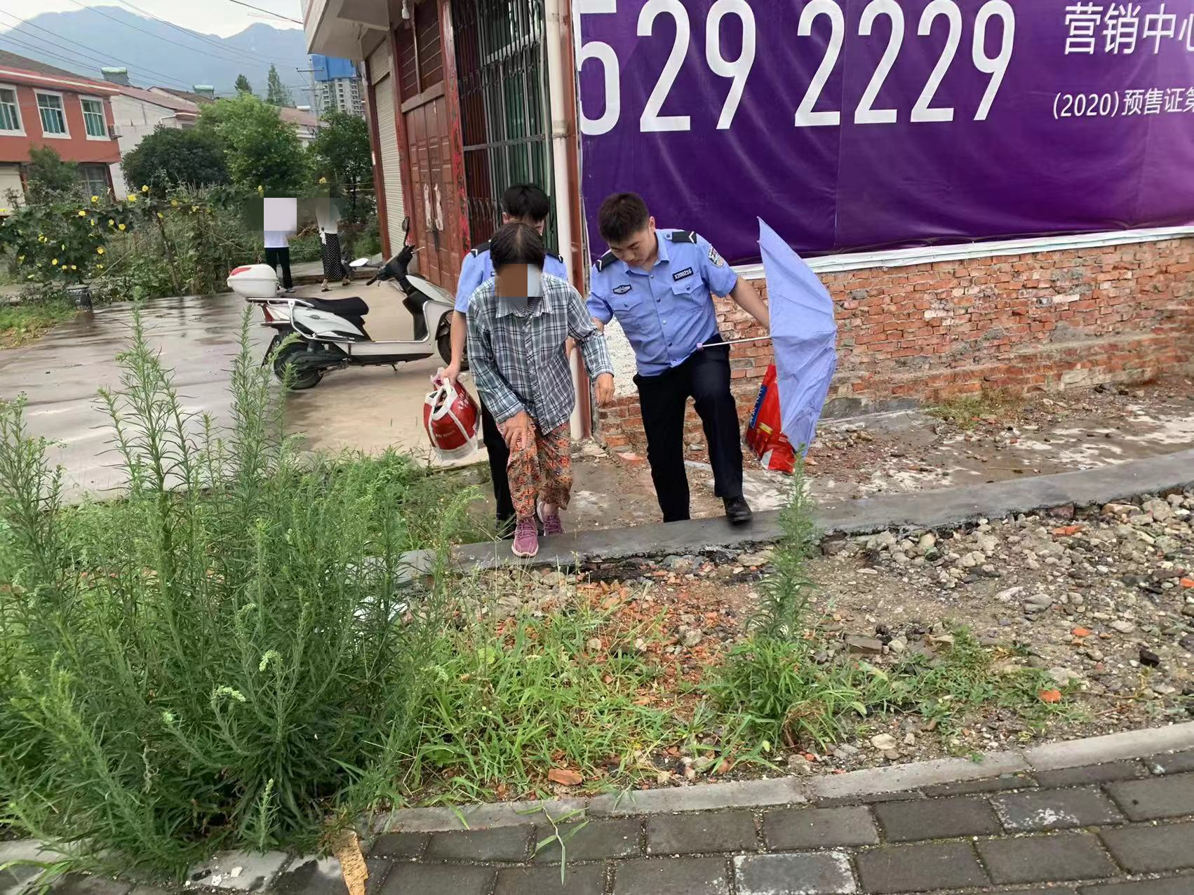 安康汉阴：城郊派出所暖心助走失老人回家