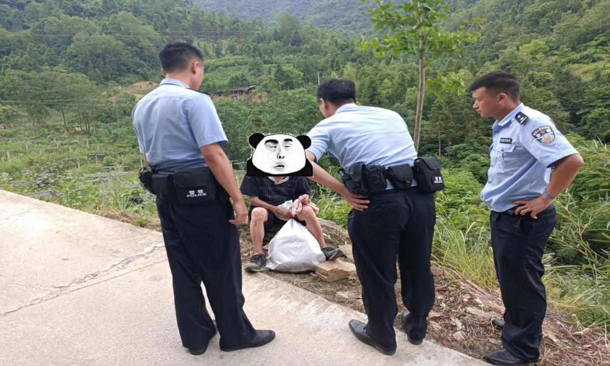 观音河镇：暖心民警送走失老人回家