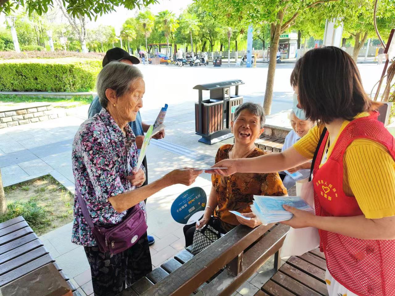 汉阴县人民医院开展老年健康宣传周活动