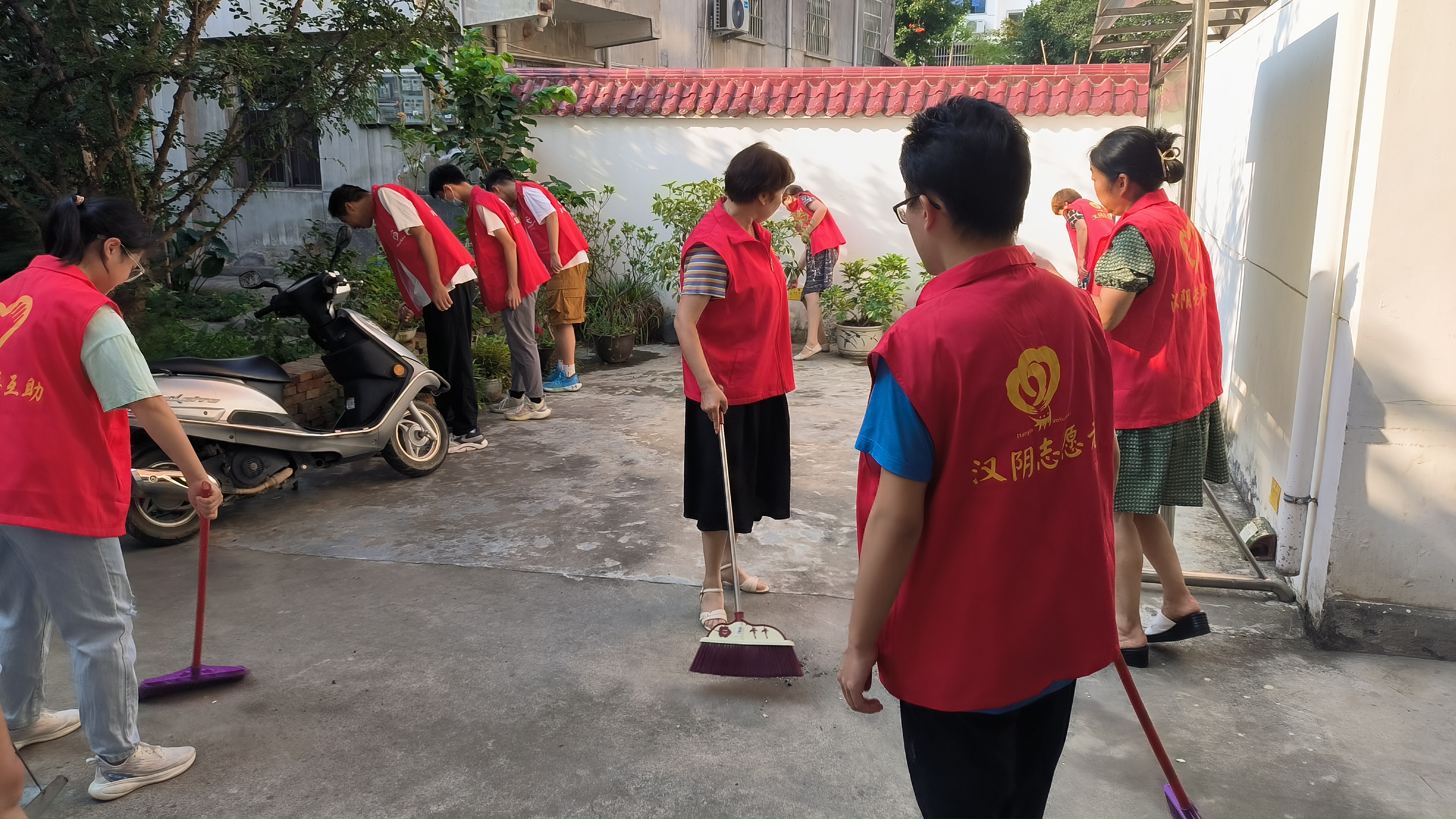 汉阴县城关镇南街社区开展青年志愿者“垃圾不落地·汉阴更美丽”文明实践活动