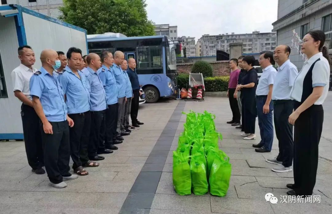 汉阴县政协主席刘定东一行开展“送清凉”慰问活动