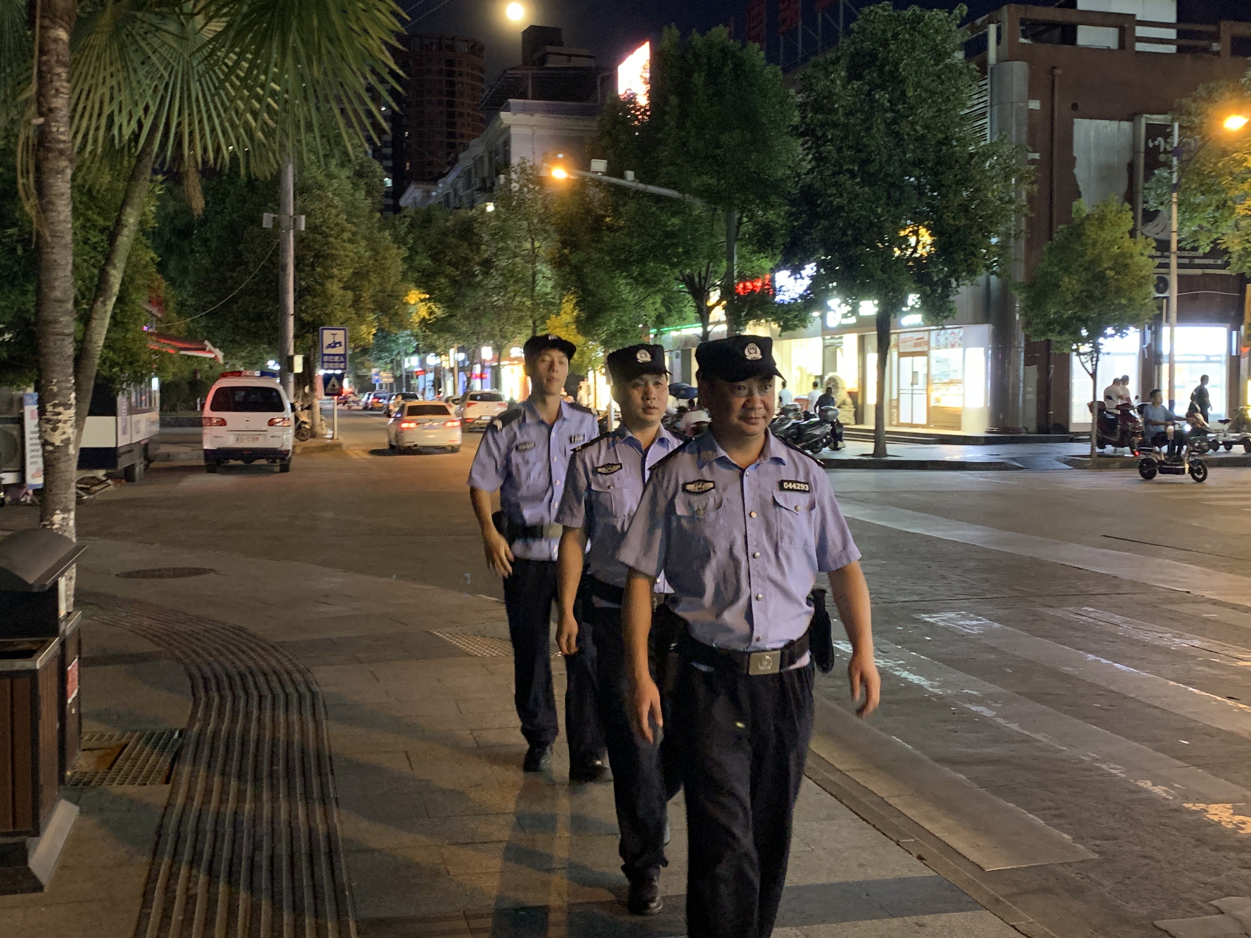 汉阴公安城关派出所：全面强化夜间巡逻 为人民群众托起“平安灯”