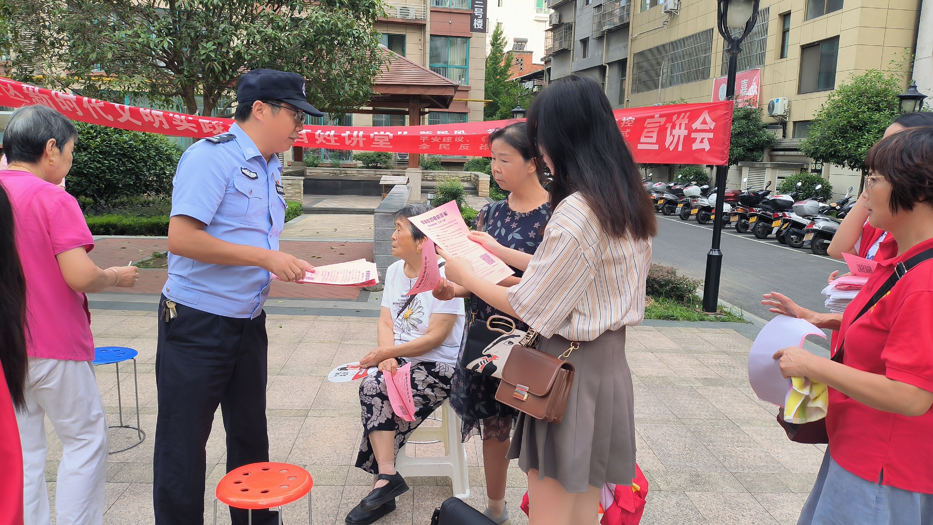 城关镇：南街社区新时代文明实践站开展“爱心义诊进小区”活动