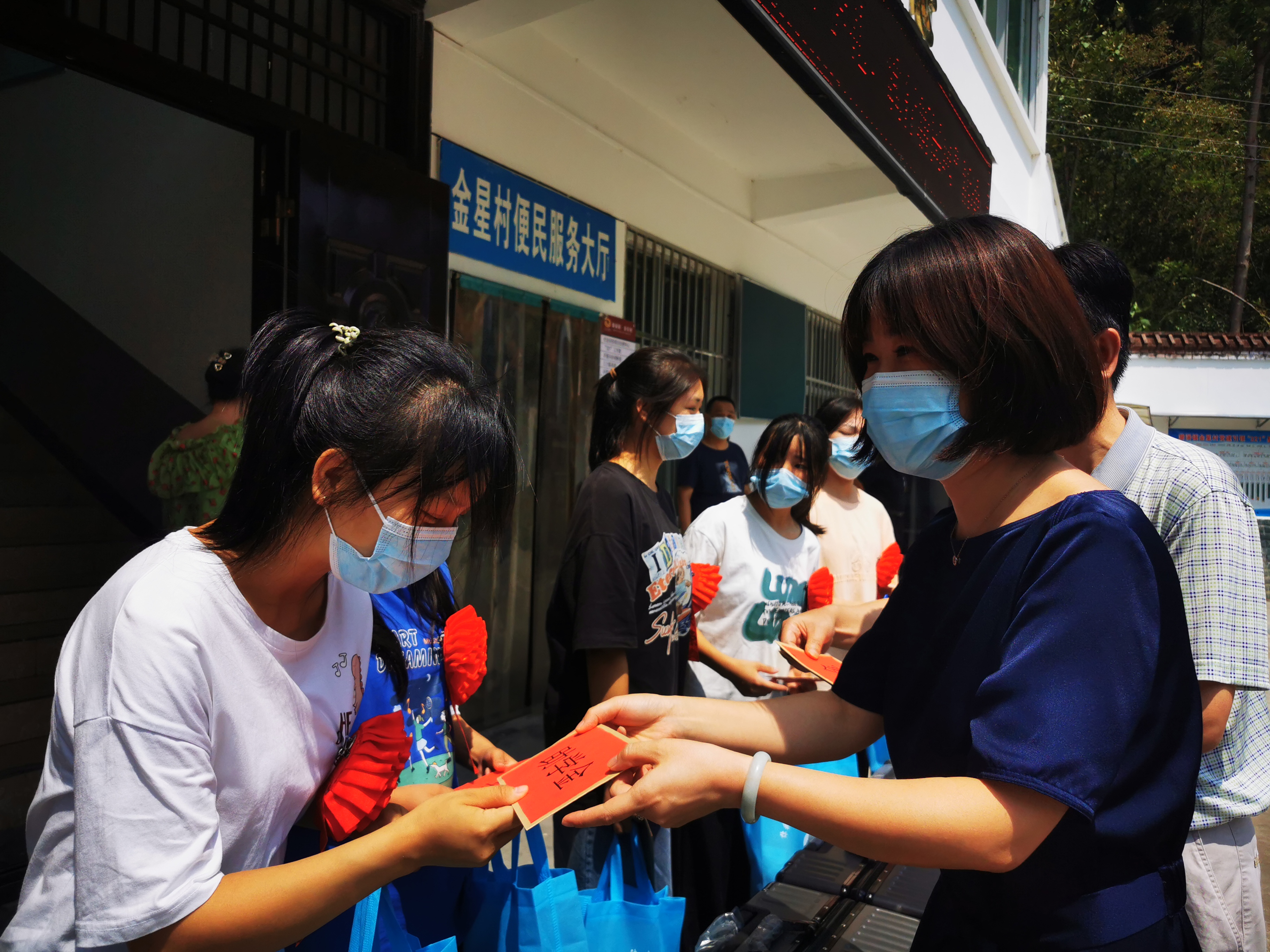 汉阴县卫生计生监督所开展夏日送清凉暨集体升学礼活动