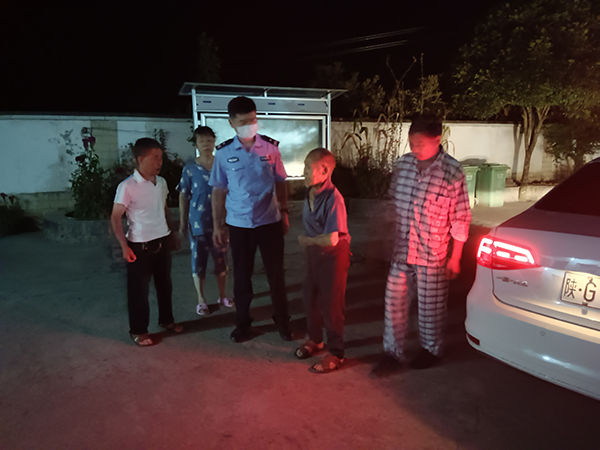 铁佛寺镇：百日行动有温情，民警救助走失老人