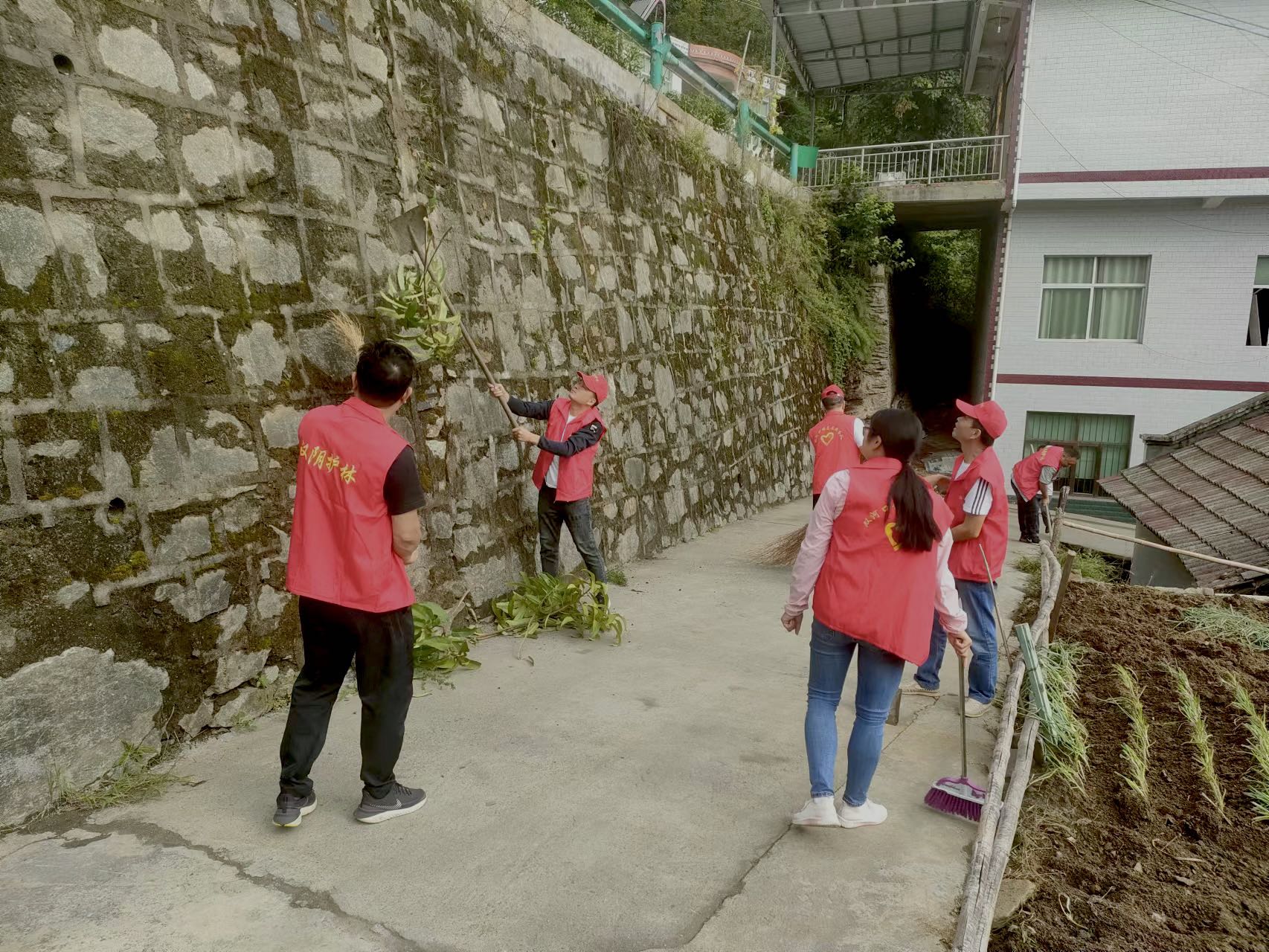 双河口镇凤柳村新时代文明实践站开展环境卫生整治志愿服务活动