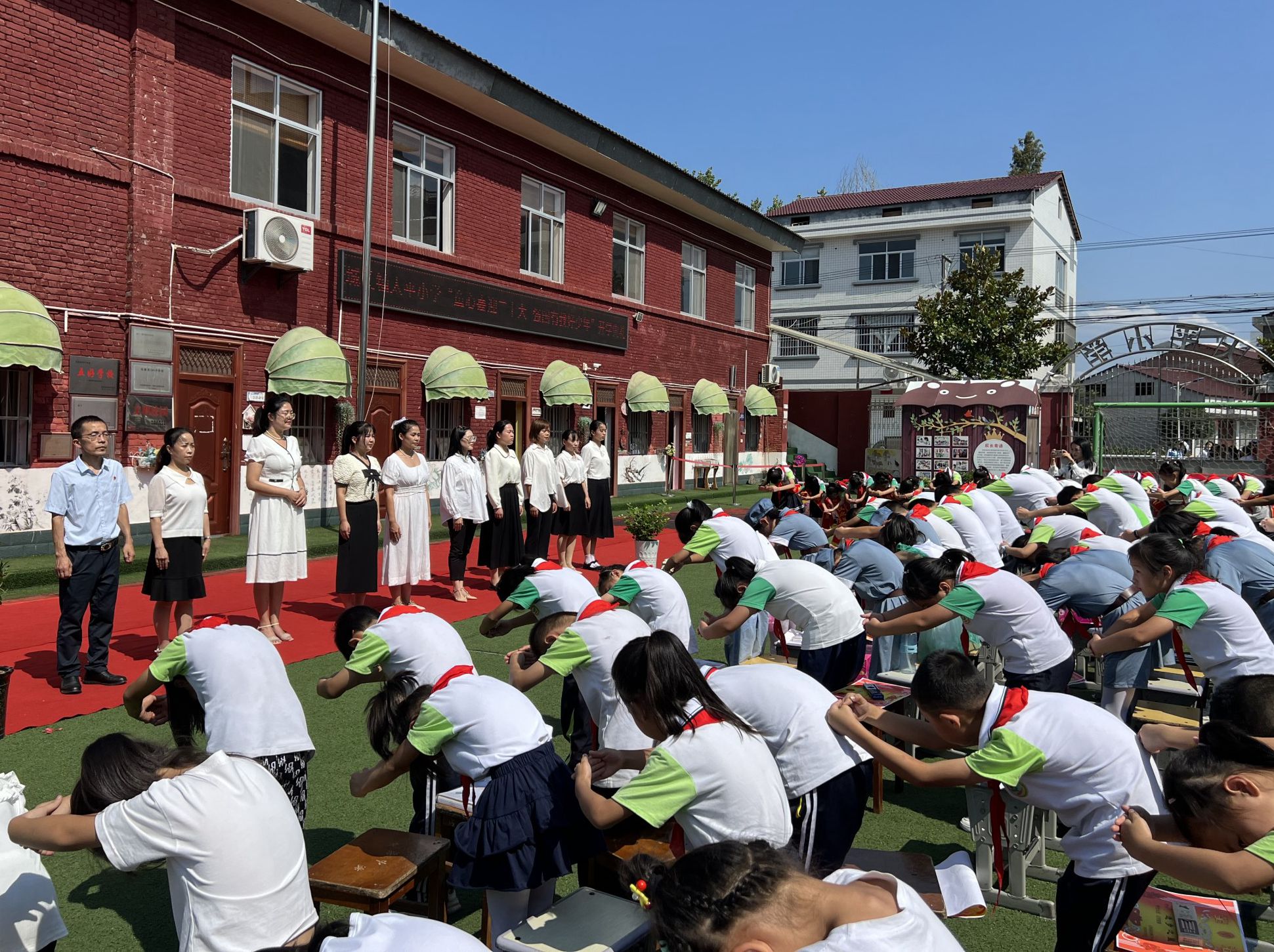 汉阴县城关镇太平小学“亮灯”教师节