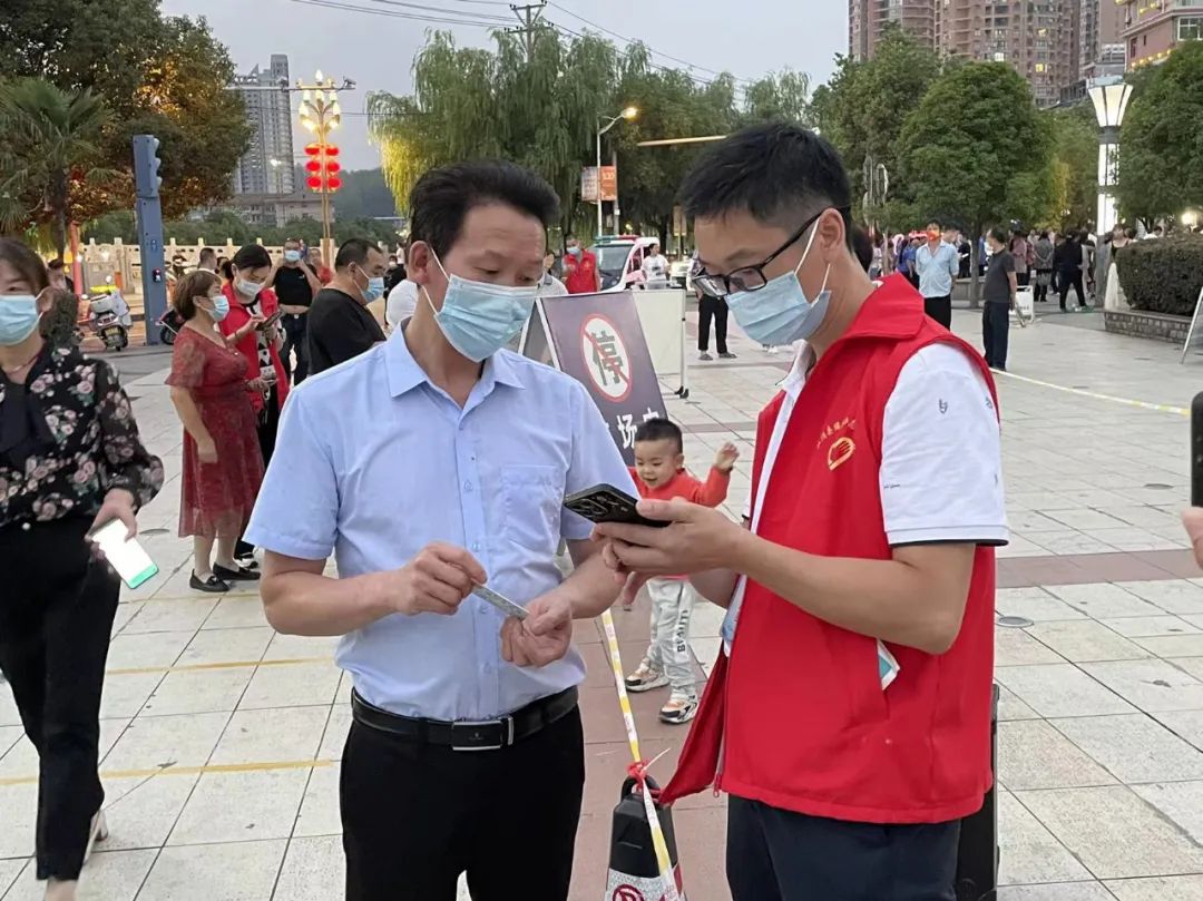 县委编办干部下沉一线助力核酸检测工作