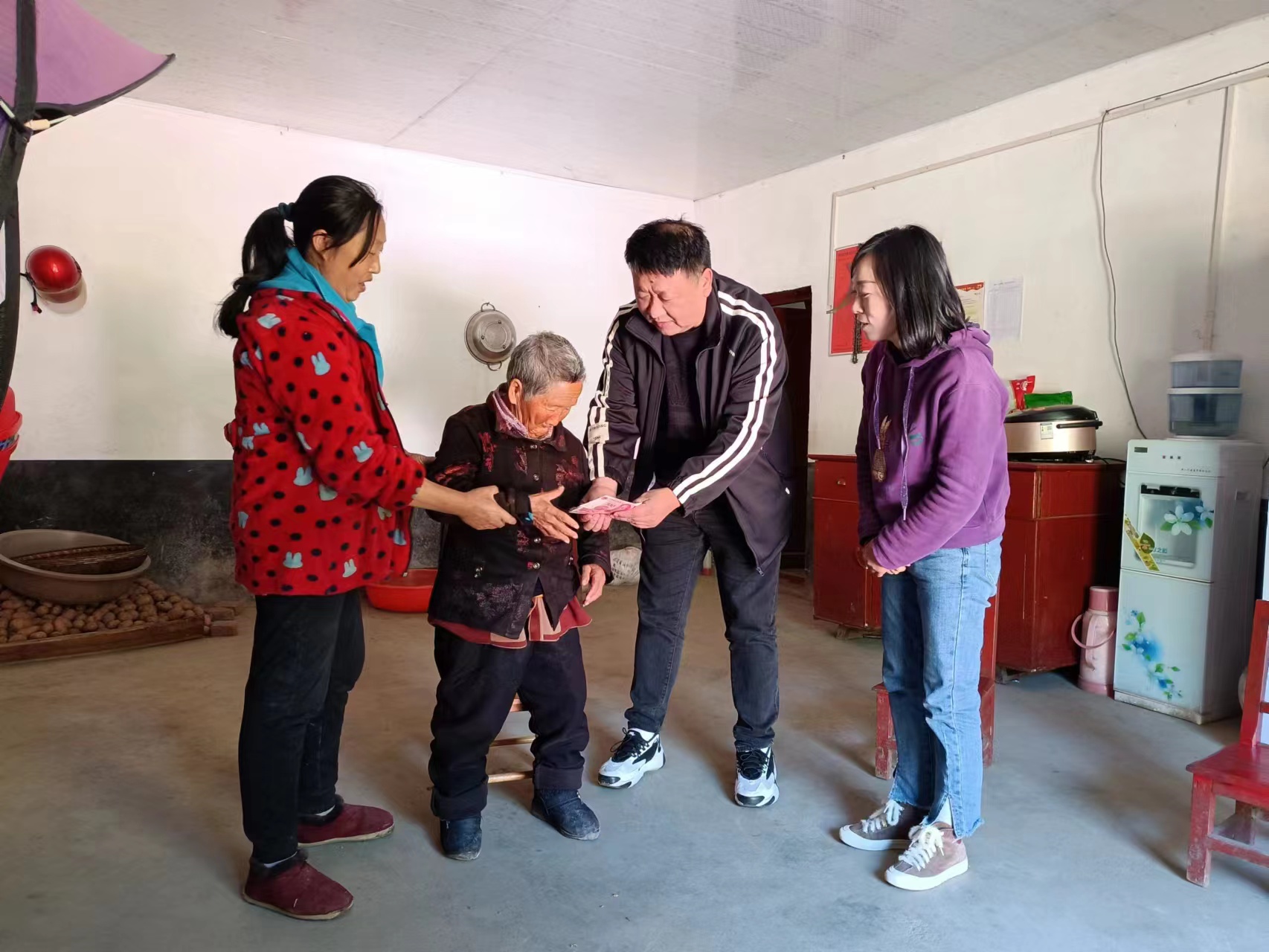 汉阴县民政局：走访慰问高龄老人 弘扬尊老爱老风尚