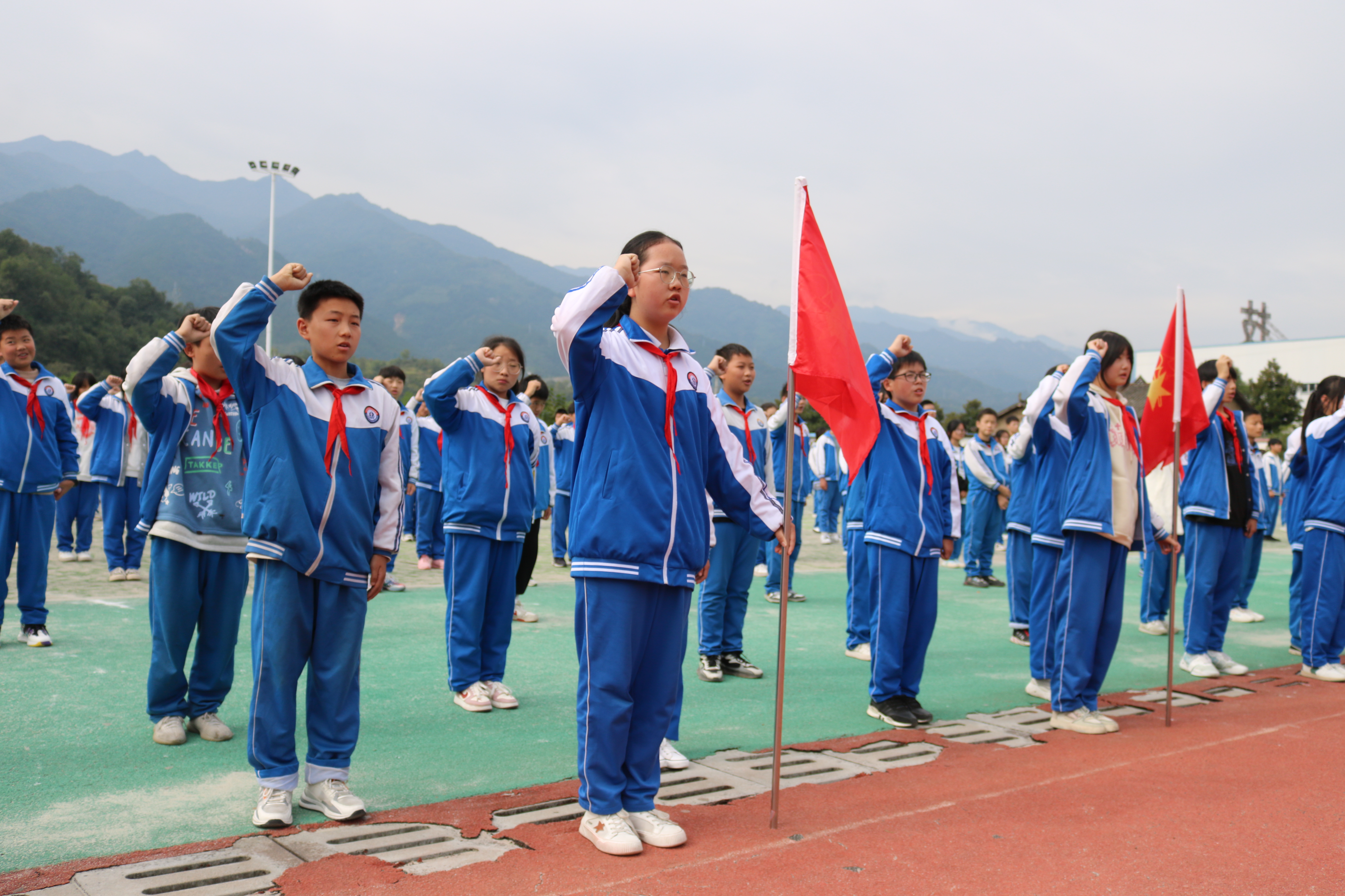 汉阴县蒲溪初中举行“喜迎党的二十大  争做好队员”主题教育活动