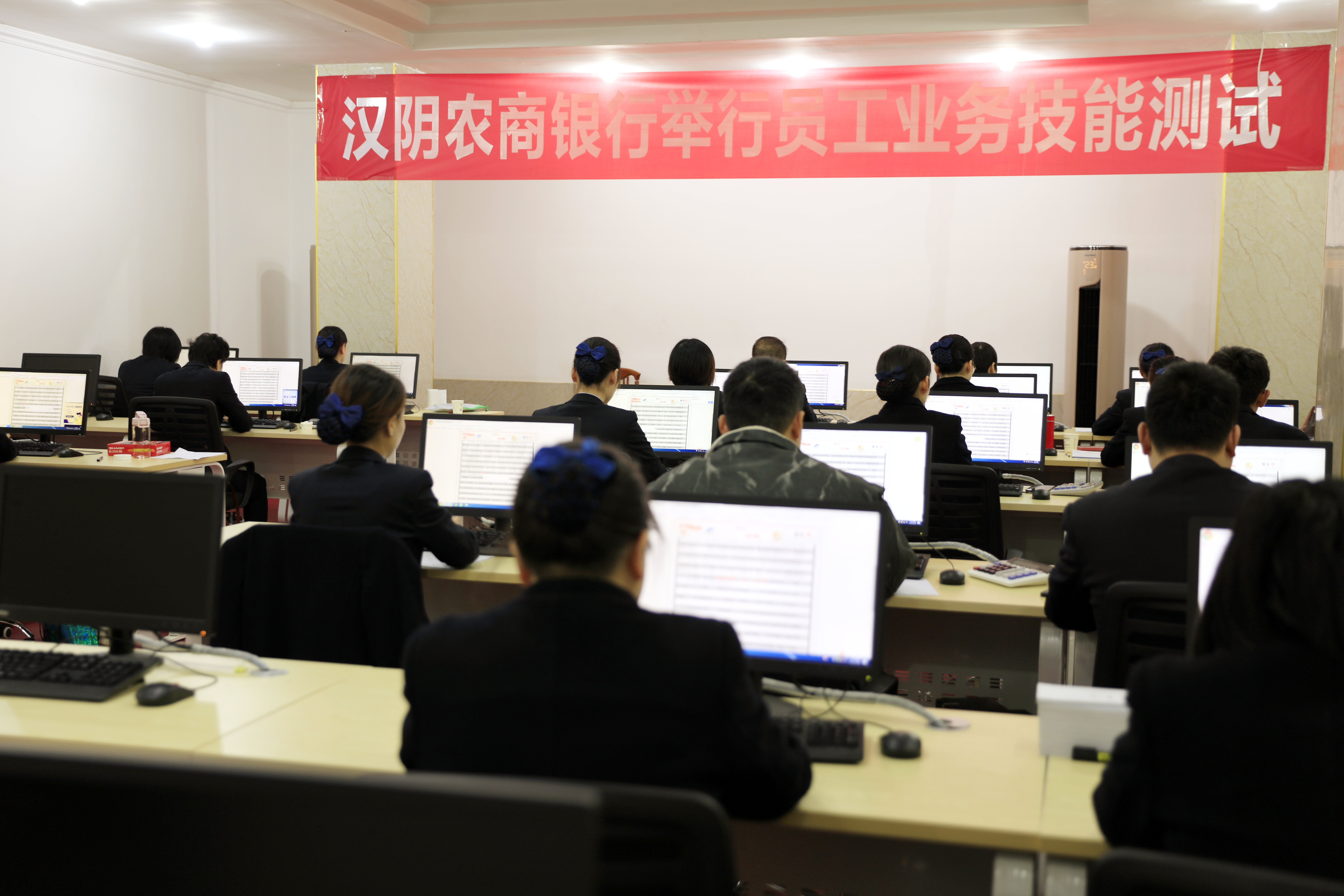 打好“组合拳” 奏响“四部曲”—— 打造汉阴农商行柜面服务质量提升新高地