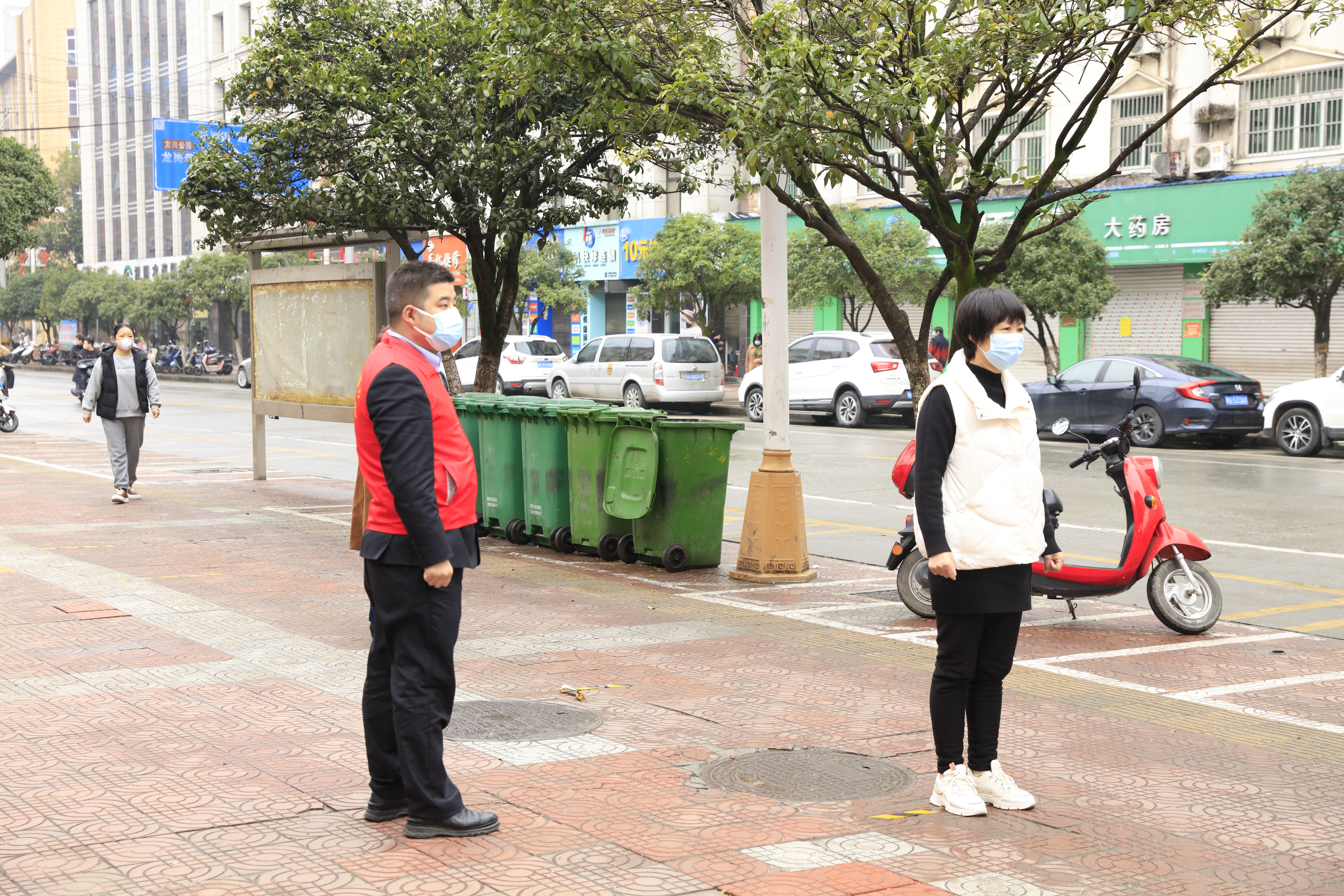 志愿者闻令而动 红马甲同心战“疫”——汉阴农商银行志愿者下沉社区助力疫情防控