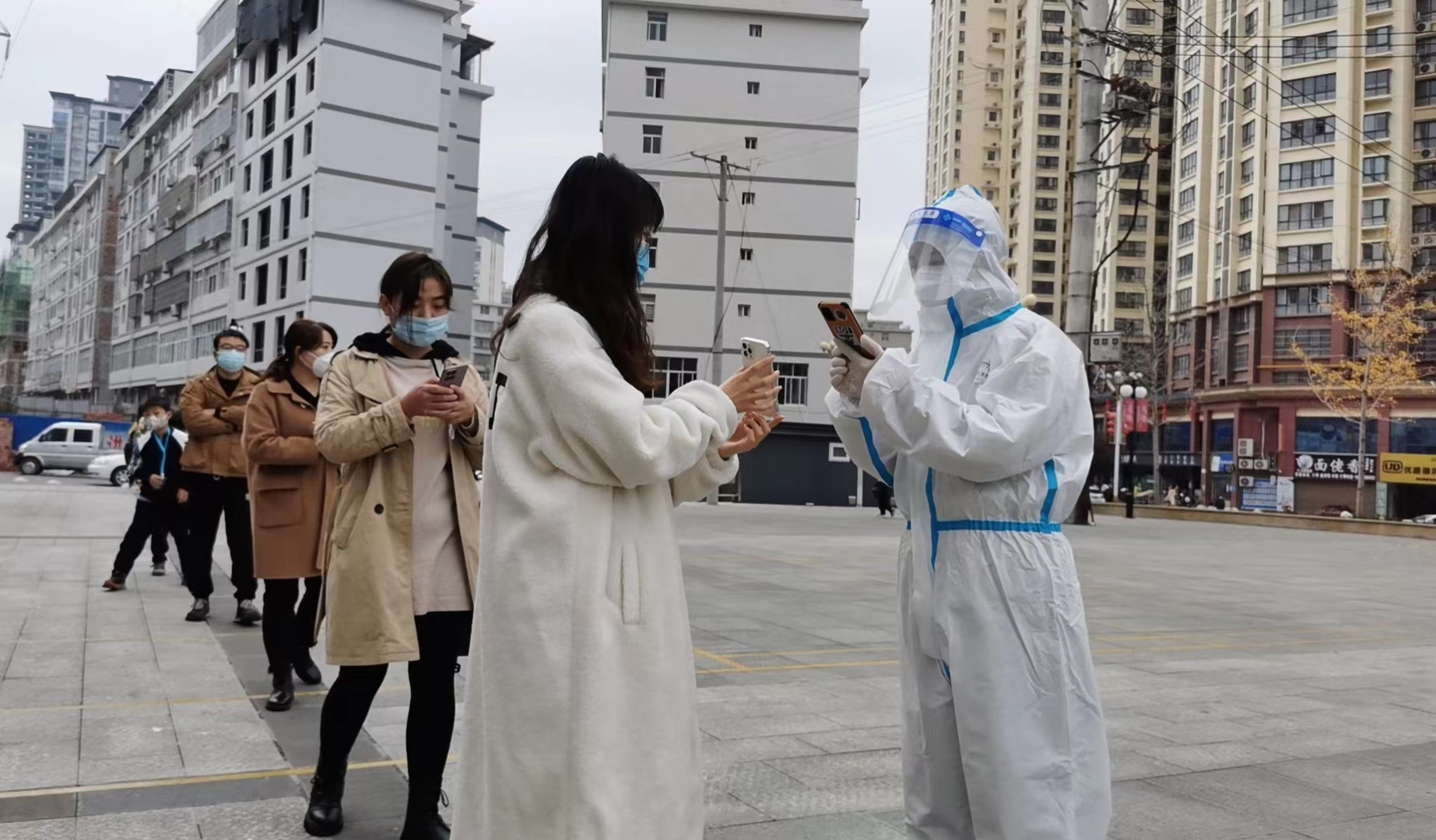 汉阴县恒大小学党员教师参加疫情防控志愿活动