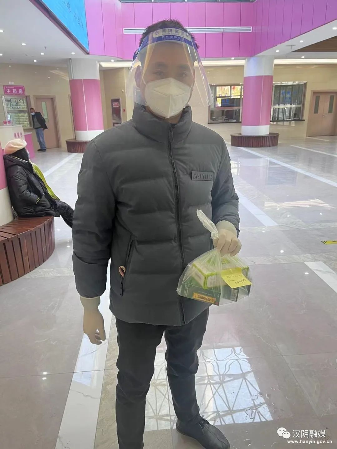 “线上接诊+线下送药”化解群众就医难题