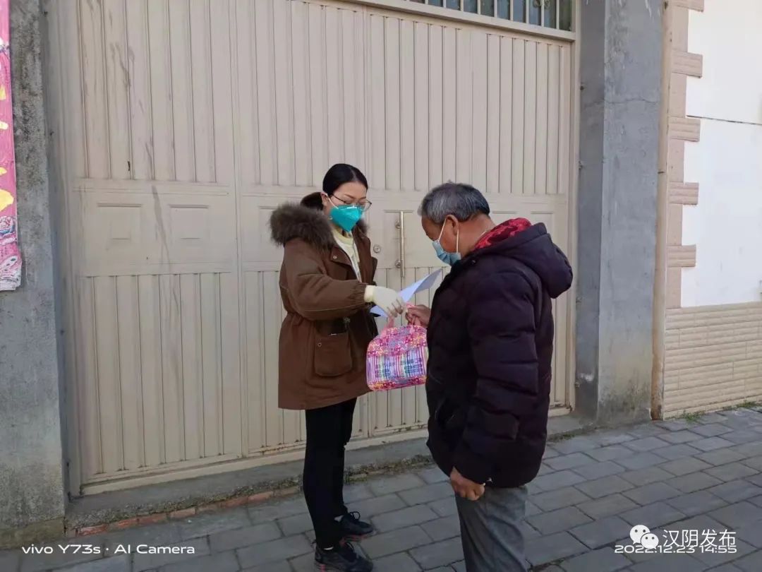 县委政法委为观音河镇困难群众发放“防疫健康包”