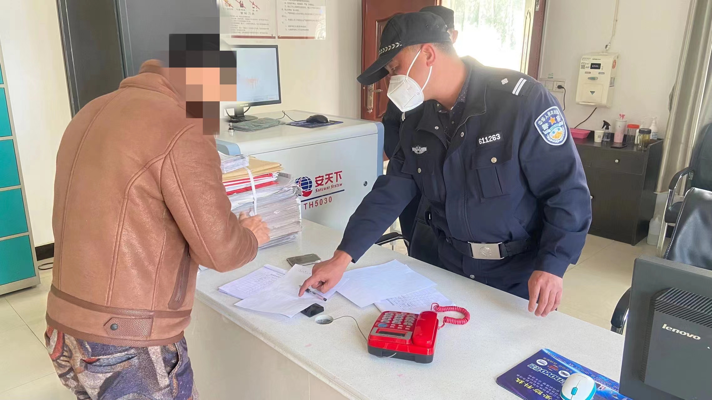 汉阴法院：热心助人获好评 无声服务暖人心