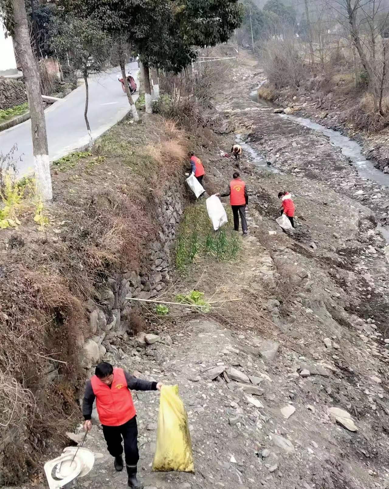 铁佛寺镇开展河道清理整治专项行动