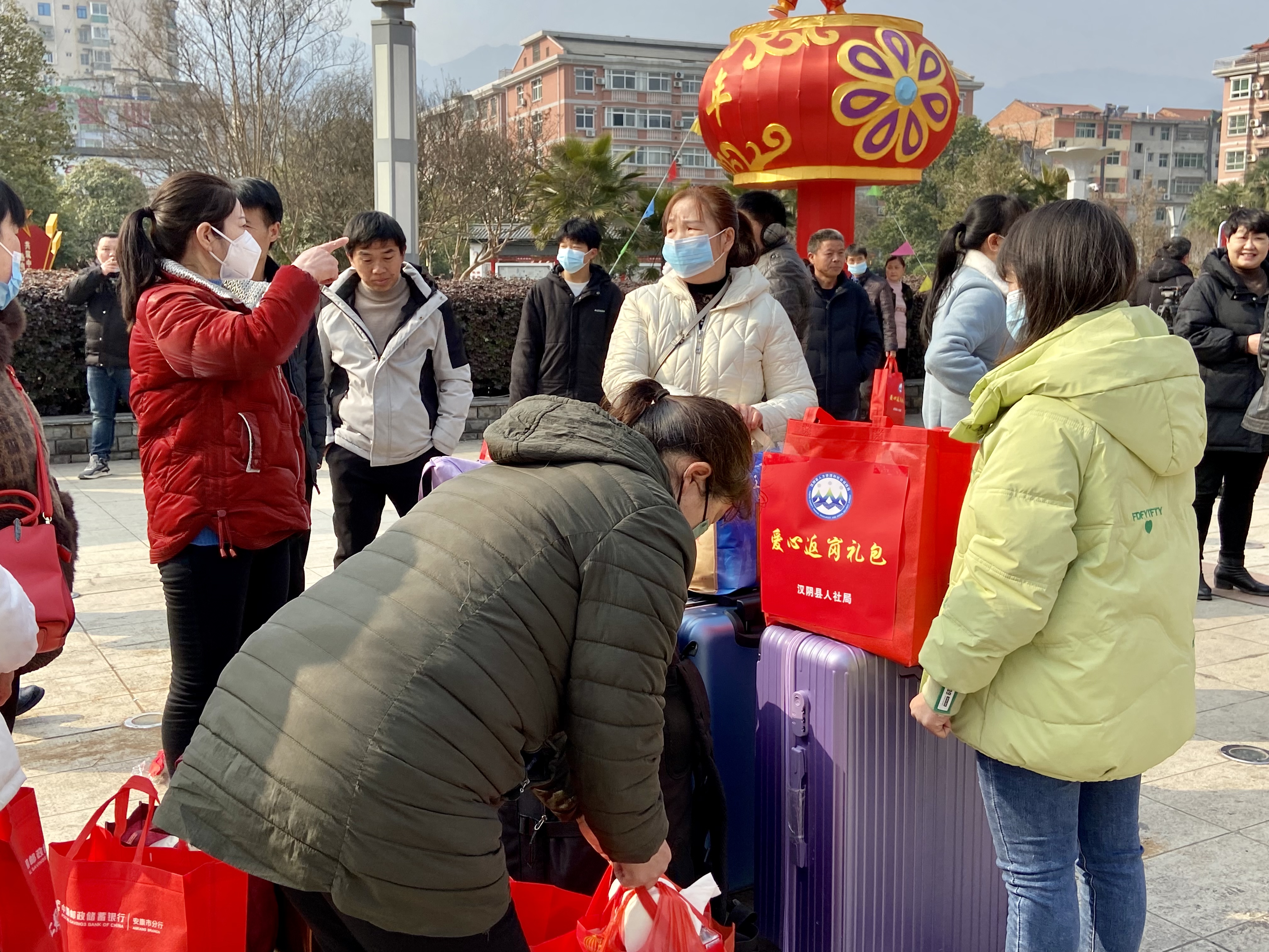 汉阴“点对点”专车输送 助力劳动力返岗务工