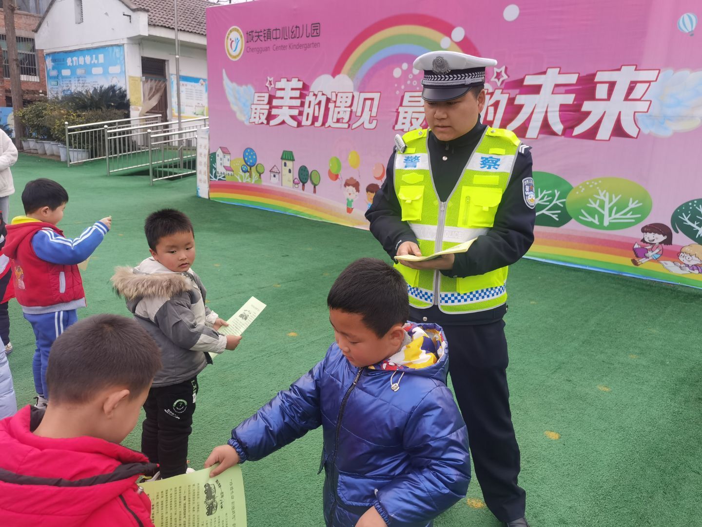 小手牵大手 安全一起走 ——汉阴县城关镇中心幼儿园开展交通安全宣传教育活动