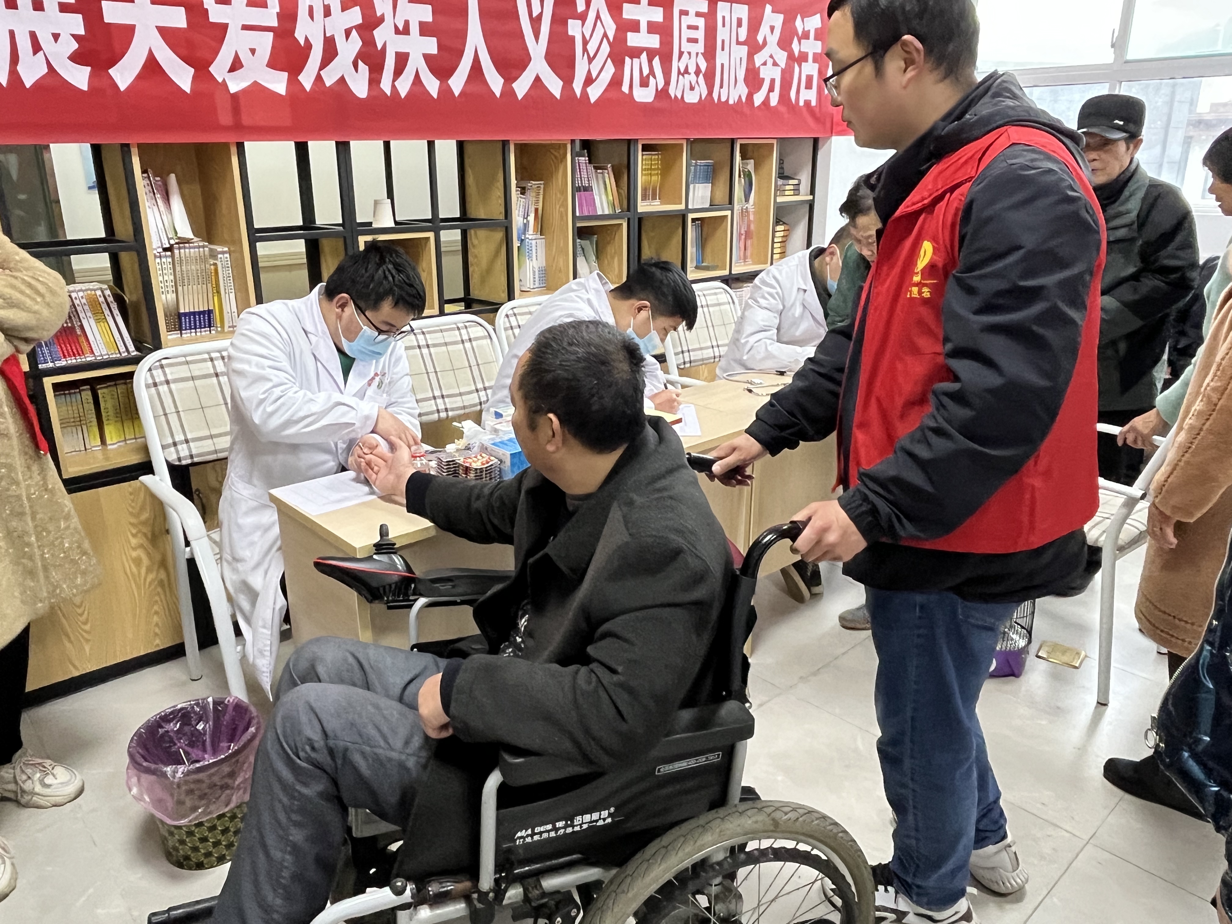 汉阳镇开展残疾人义诊活动