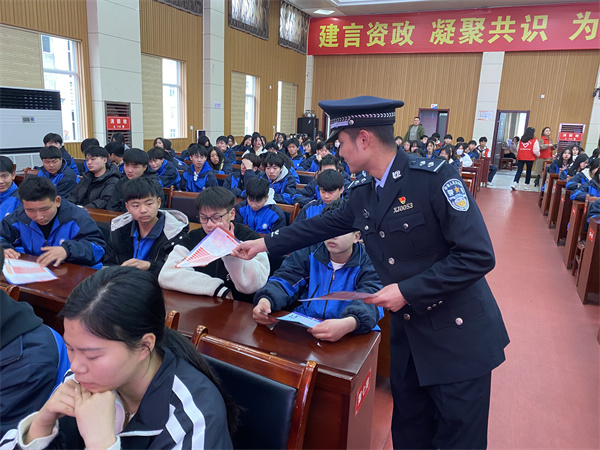 汉阴公安城郊派出所：公安普法进校园，点亮平安成长路